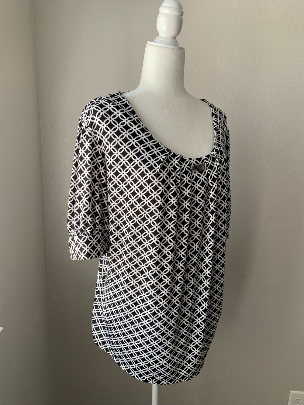 Scoop Neck Short Sleeve Geometric Print Top - Black/White - Picture 3 of 6